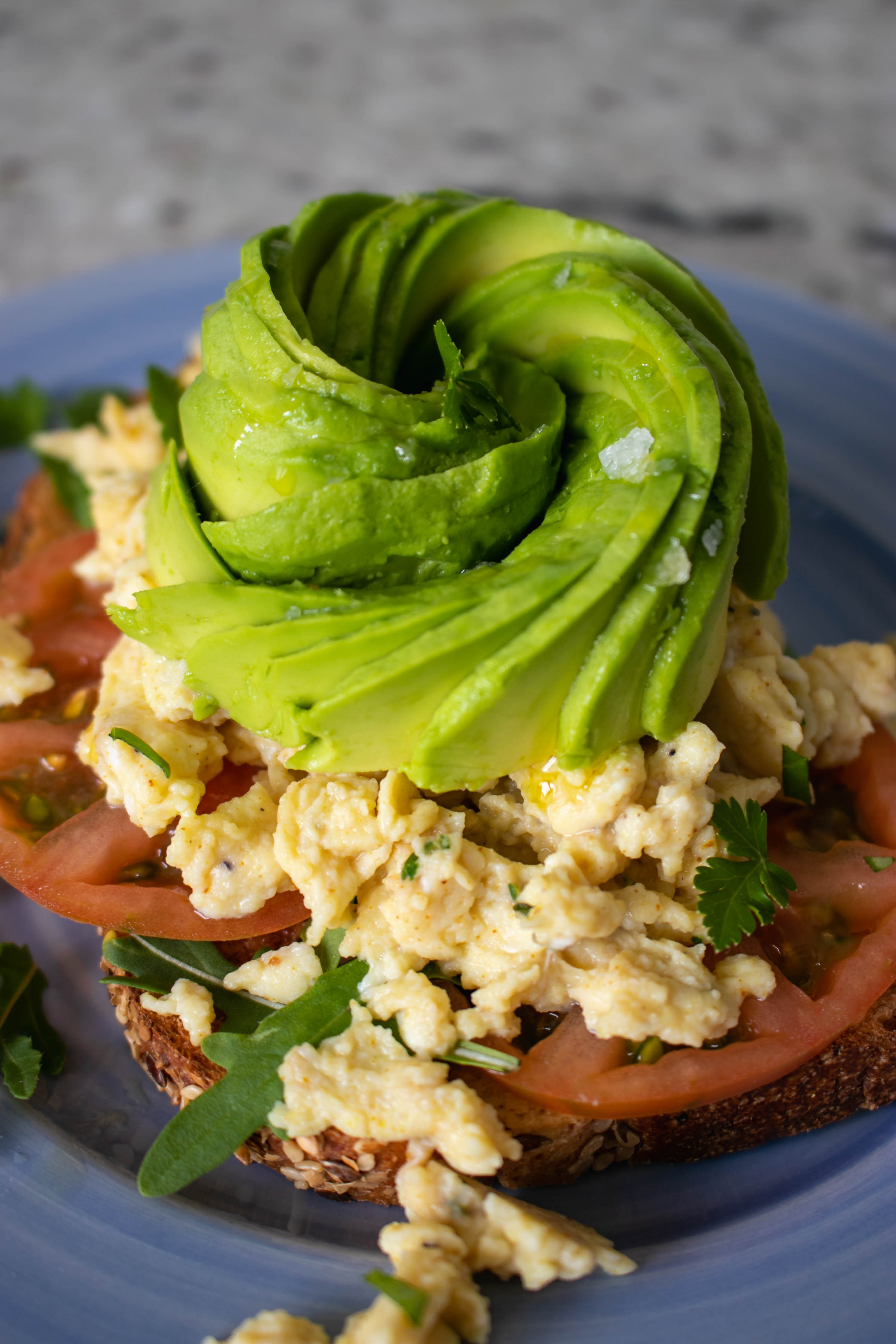 Avocado toast with scrambled eggs - The Delicious plate