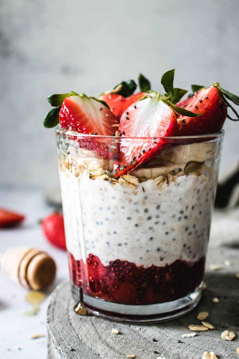 Strawberry Banana Overnight Oats - The Delicious plate