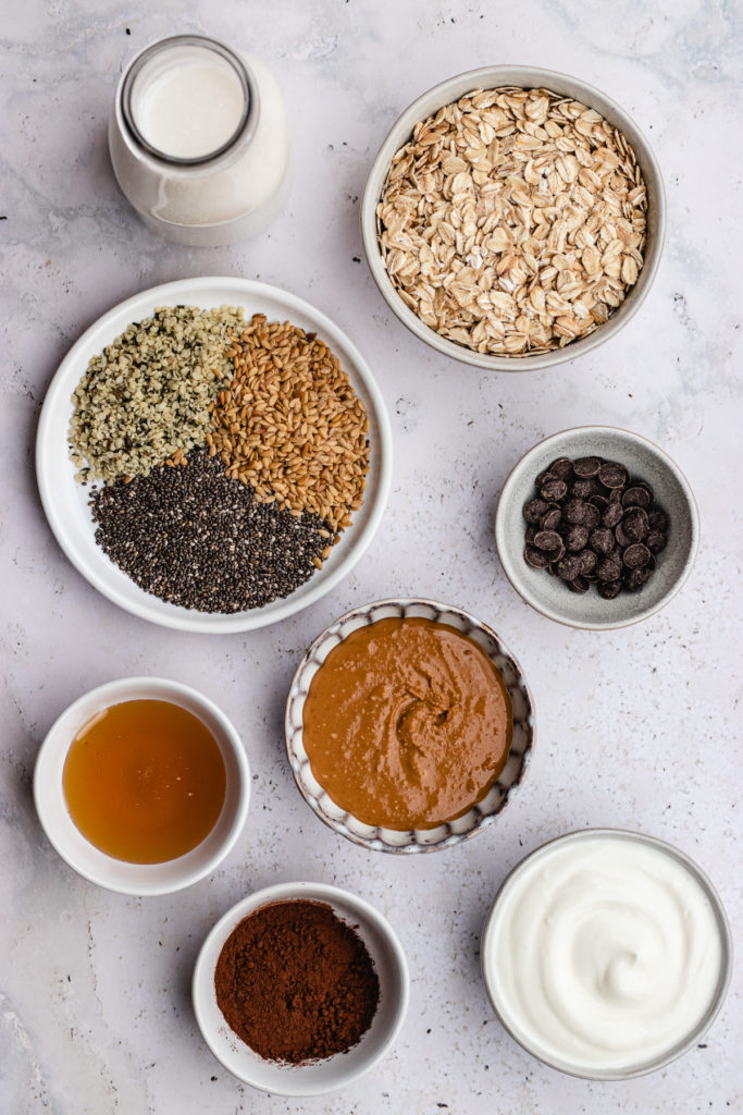 Ingredients for this protein overnight oats recipe.