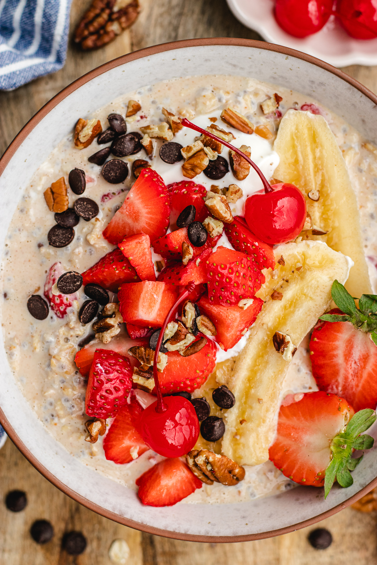 Banana split overnight oats - The Delicious plate