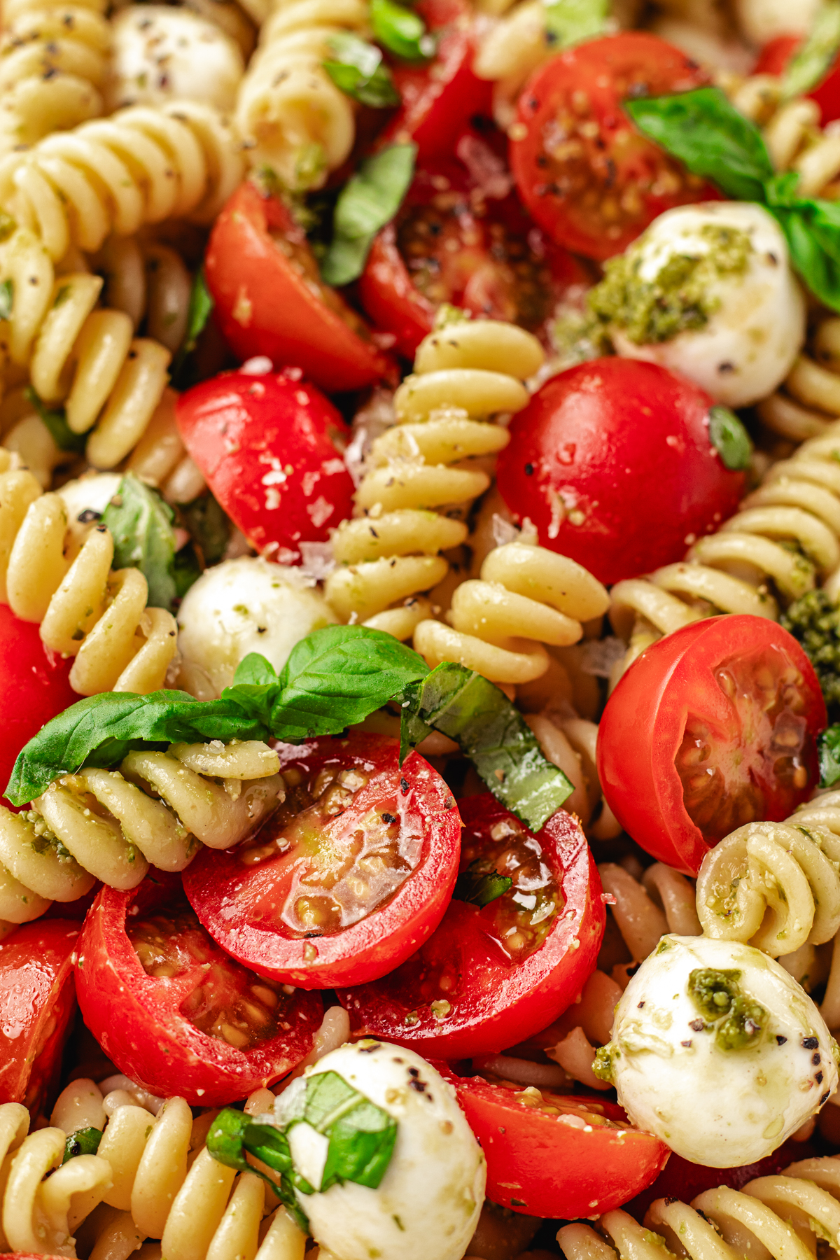 Caprese pesto pasta salad - The Delicious plate