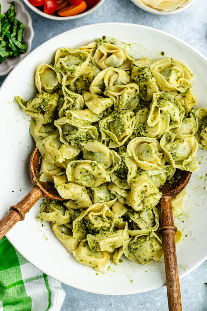 The pasta mixed with the lemon juice and pesto. 
