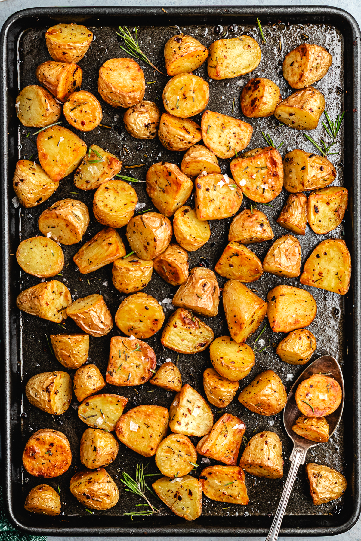Garlic and Rosemary Roasted Potatoes - The Delicious plate