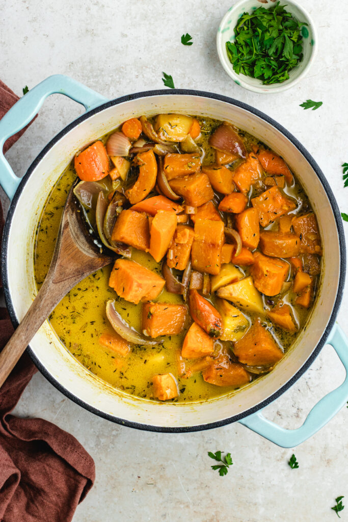 The soup in the pot after being boiled.
