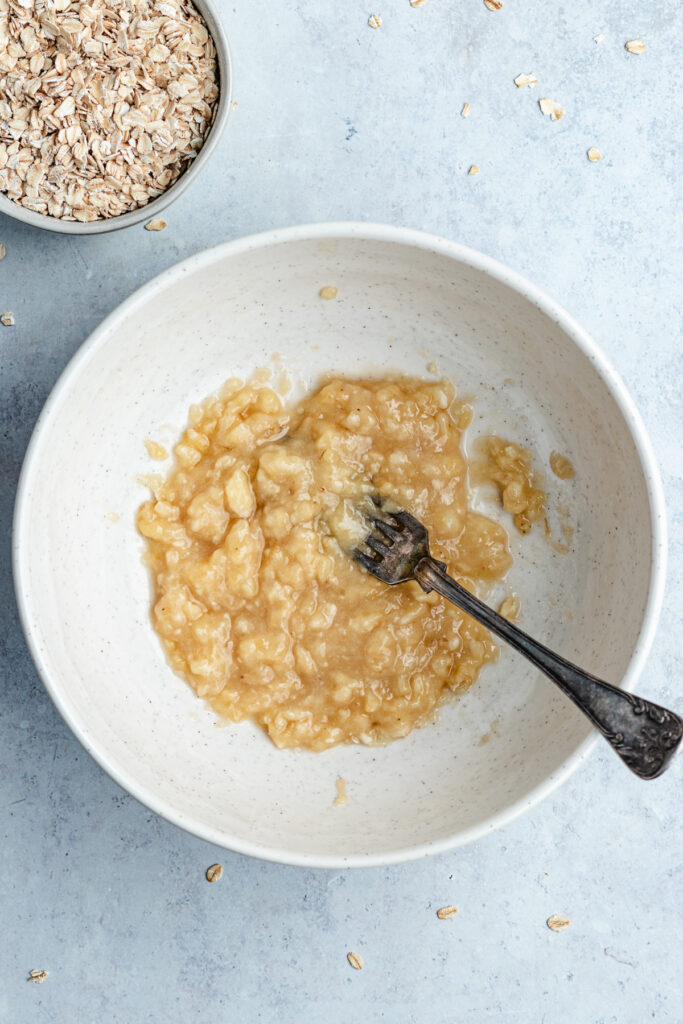 The mashed bananas in a bowl.
