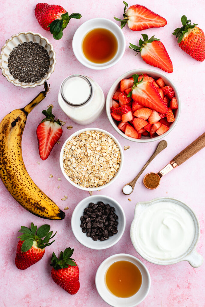 The ingredients for this overnight oats recipe in small bowls.