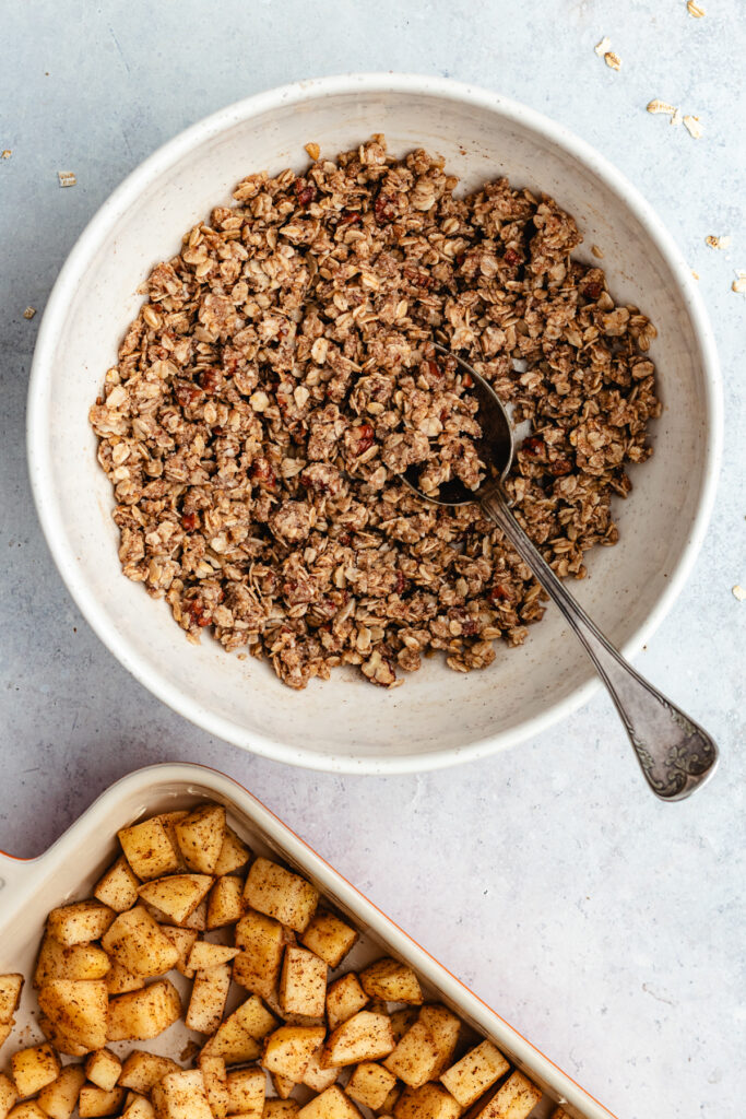 The topping in a bowl and the apples in a baking dish.