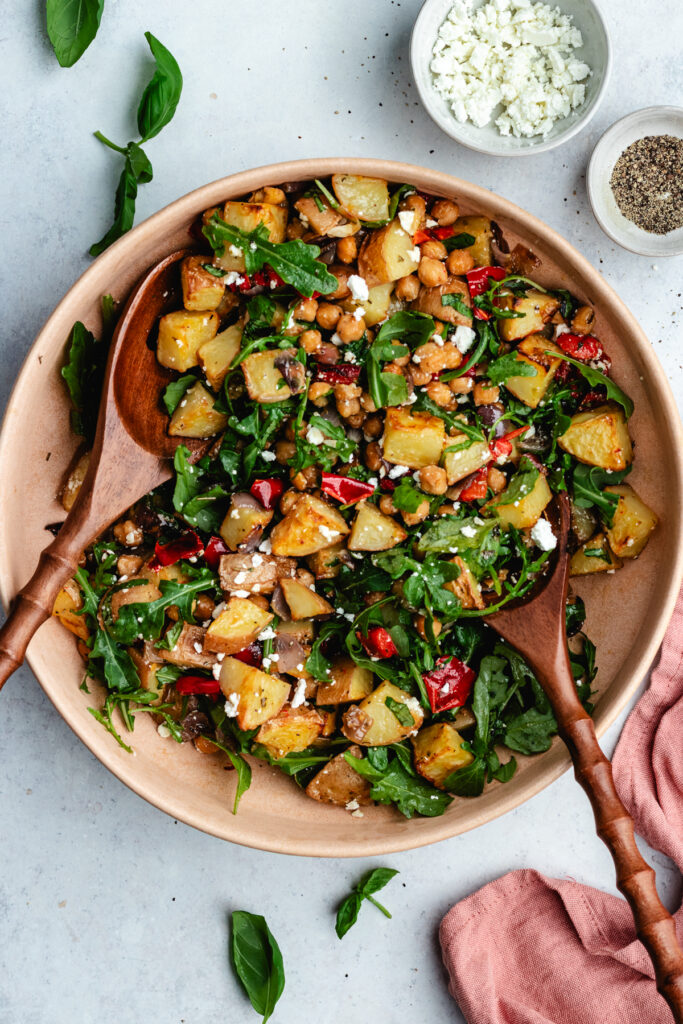 The mixed salad in the bowl.